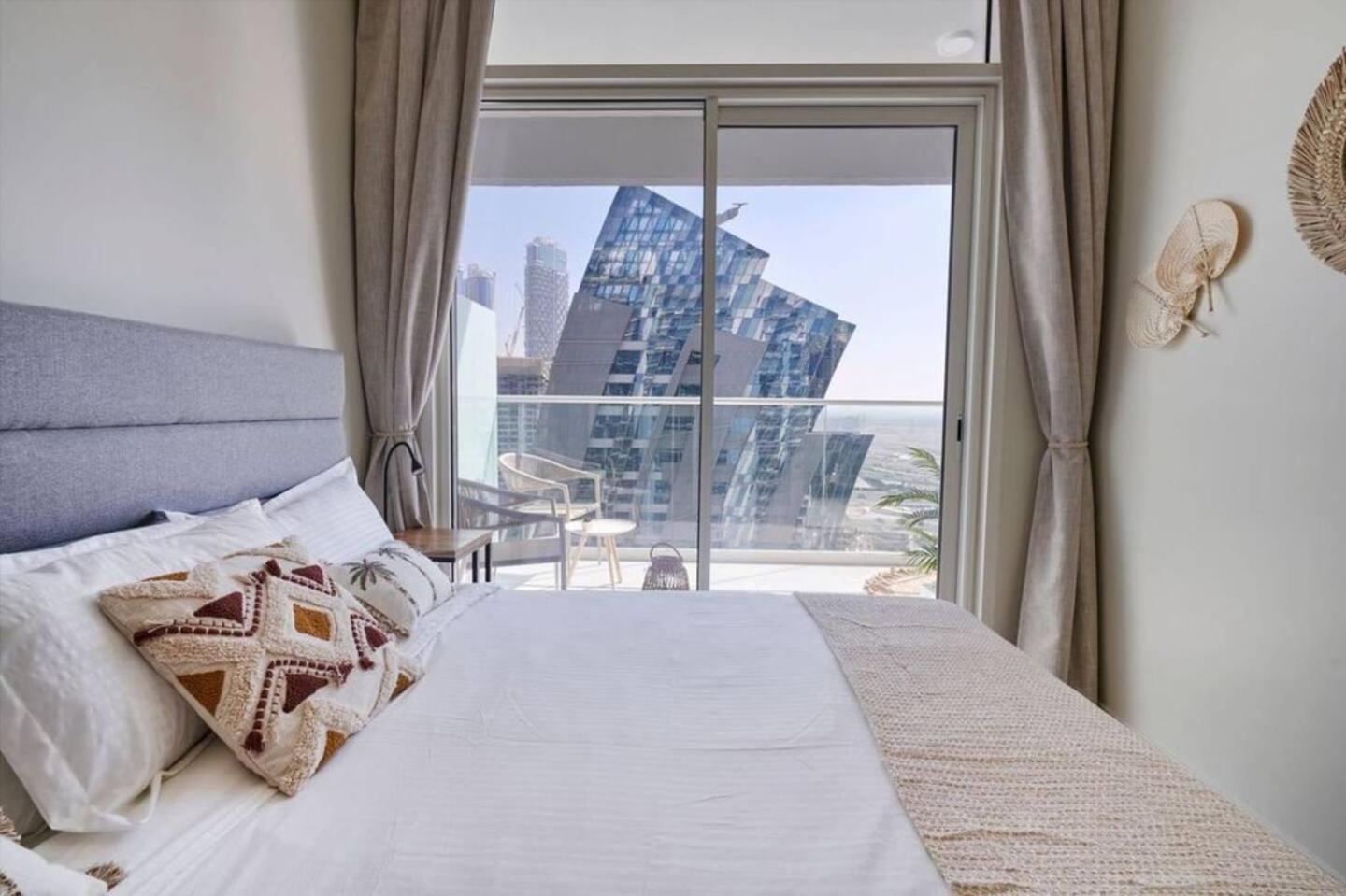 Canal View 1br Flat 5 Min Walk To Mall Dubai