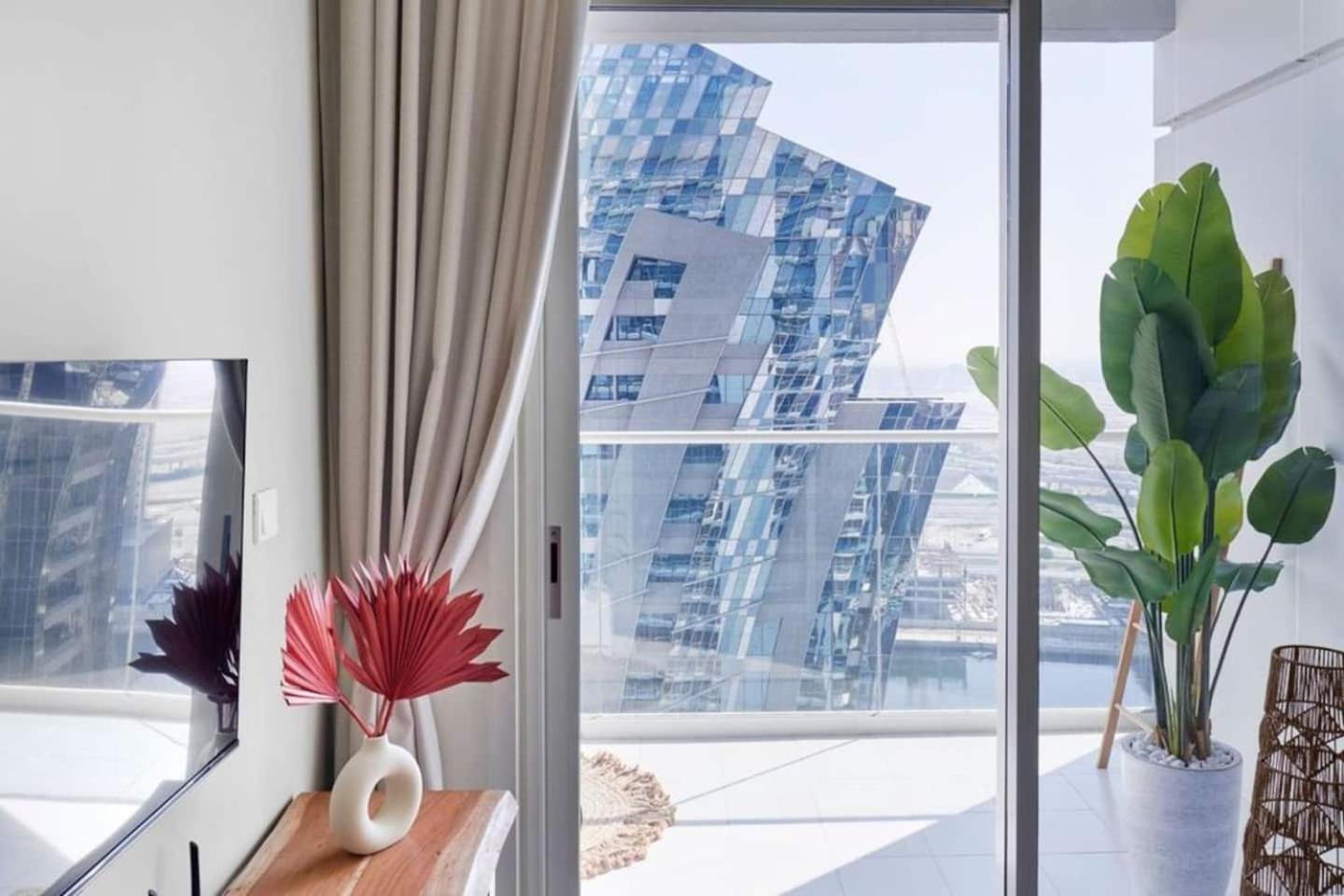 Canal View 1br Flat 5 Min Walk To Mall *