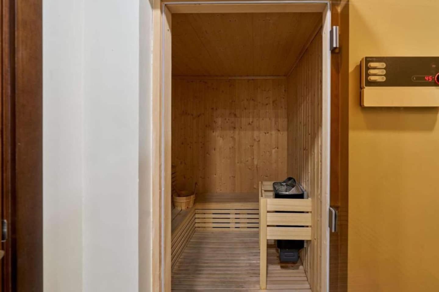 Canal View 1br Flat 5 Min Walk To Mall *
