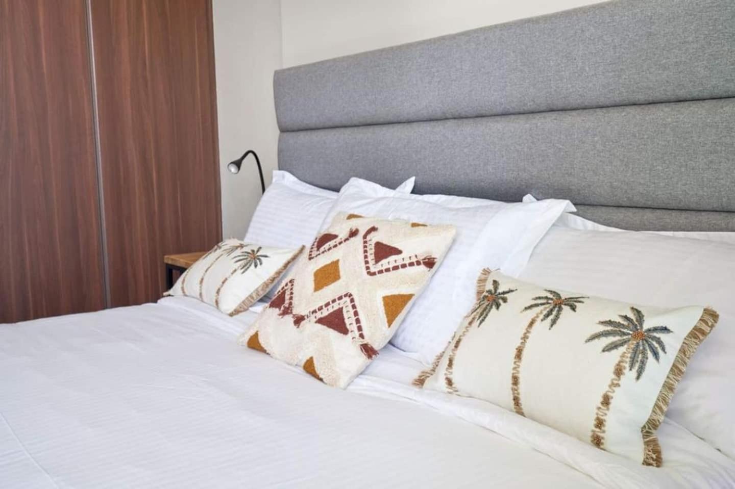 Apartment Canal View 1br Flat 5 Min Walk To Mall Dubai