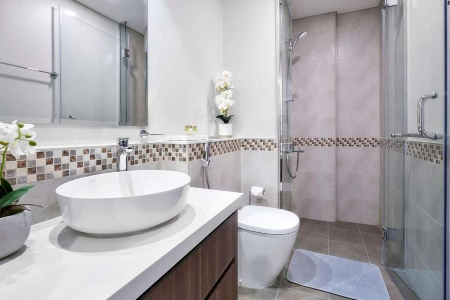Canal View 1br Flat 5 Min Walk To Mall * Dubai