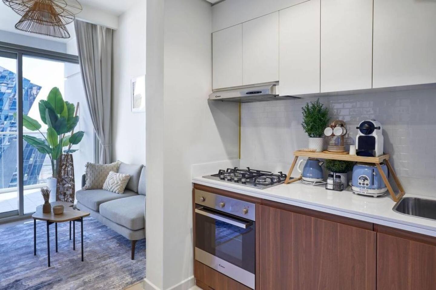 Canal View 1br Flat 5 Min Walk To Mall * Dubai